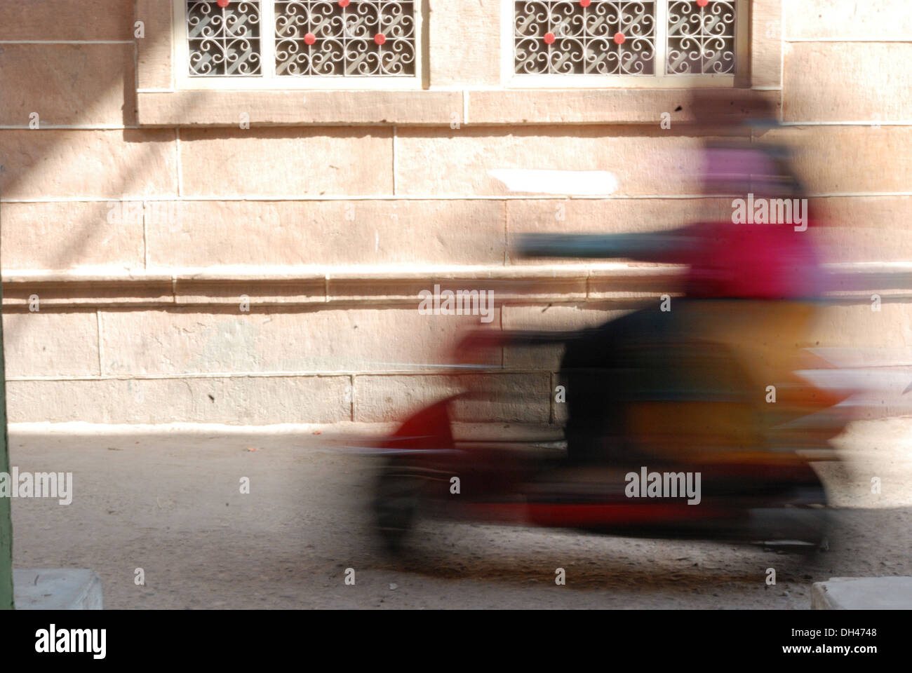 Bewegungsgeschwindigkeit der Autofahrerin Scooter Jodhpur Rajasthan Indien zu verwischen Stockfoto