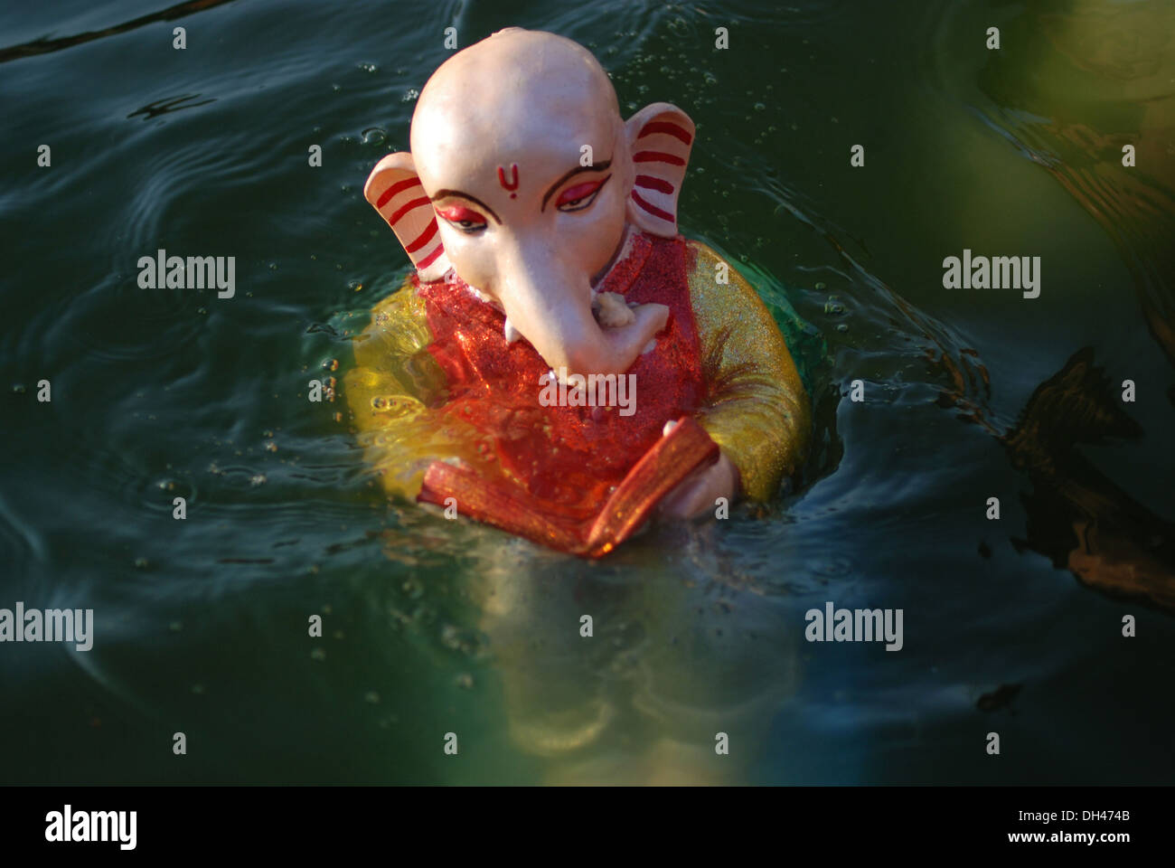 Ganesh Idol Immersion in Gulab Sagar See Jodhpur Rajasthan Indien Stockfoto