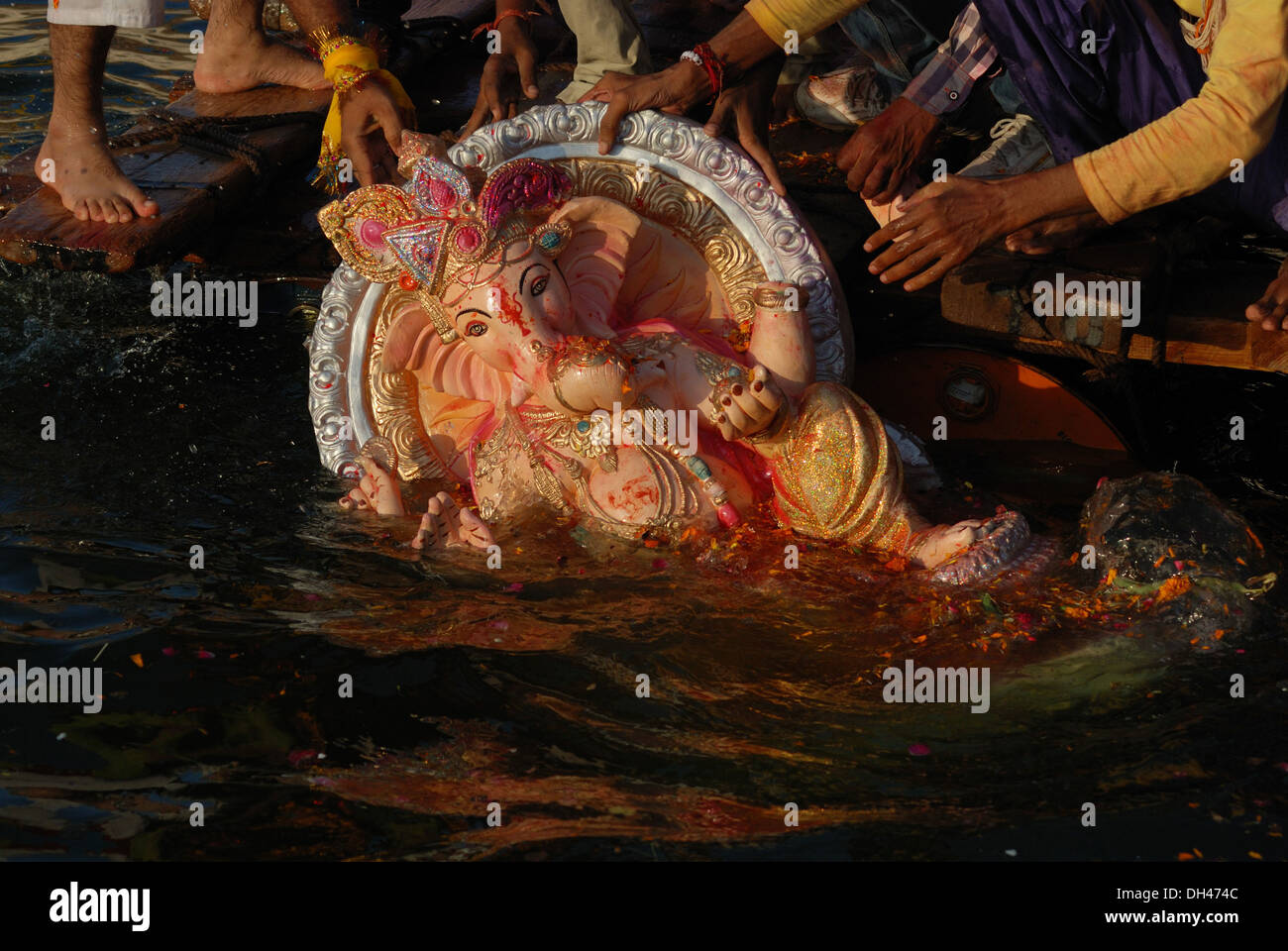 Eintauchen der Ganesh Idol in Gulab Sagar See Jodhpur Rajasthan Indien Stockfoto