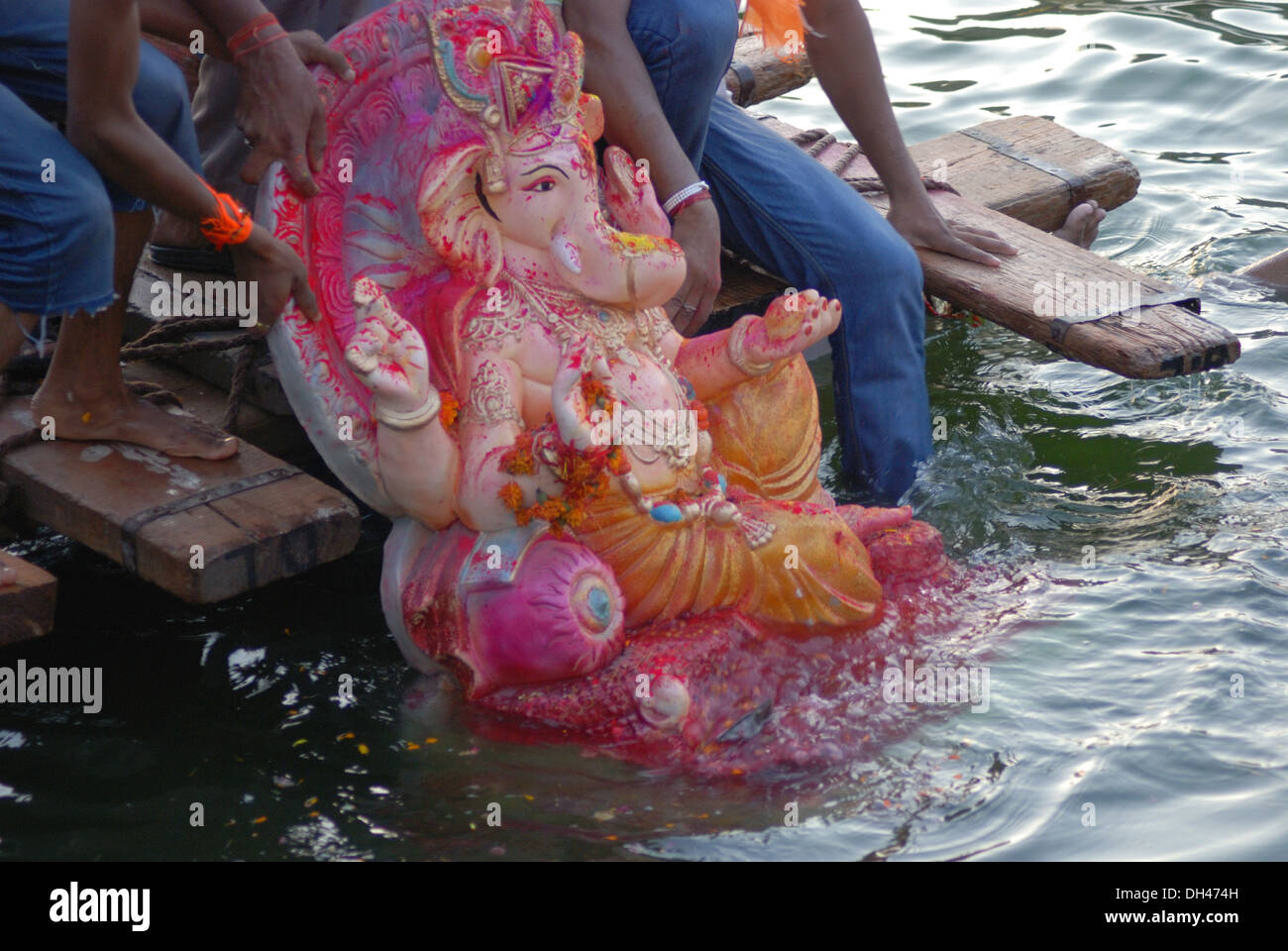 Eintauchen der Ganesh Idol in Gulab Sagar See Jodhpur Rajasthan Indien Stockfoto