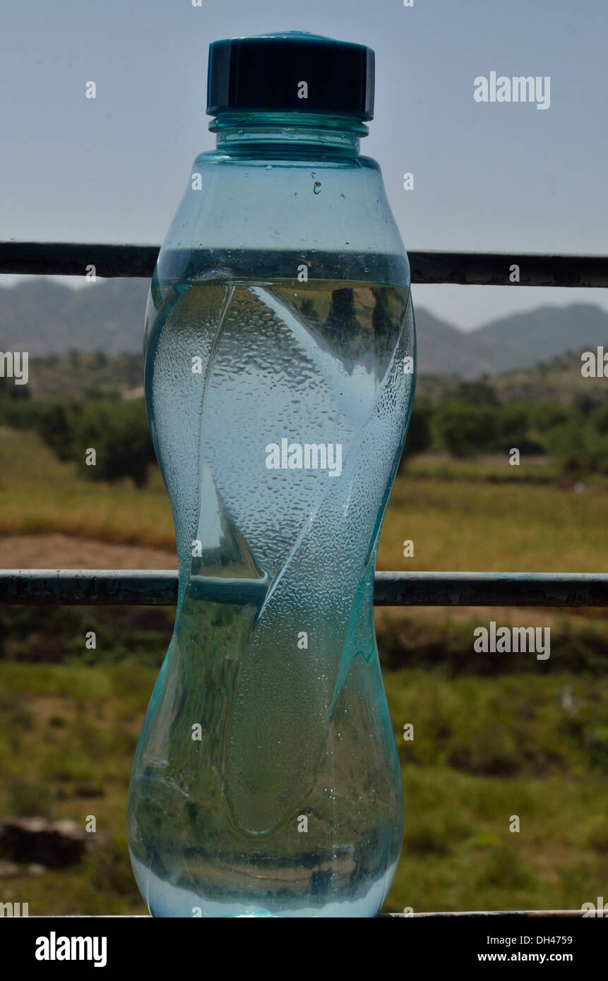 Flasche Wasser gehalten am Fenster des Zuges Ajmer Rajasthan Indien Stockfoto