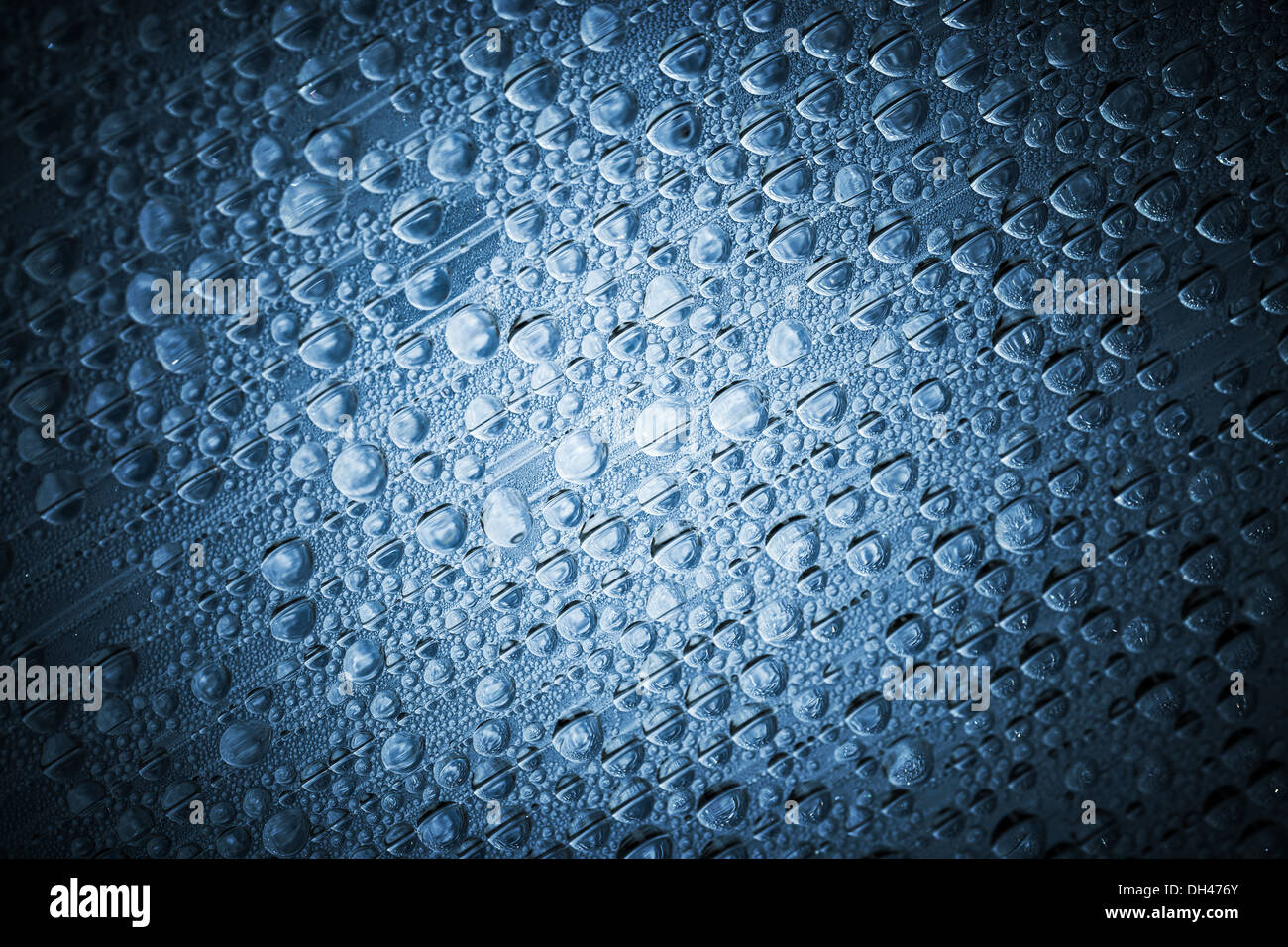 Wassertropfen auf blau transparenten Kunststoff-Oberfläche. Foto Hintergrundtextur Stockfoto