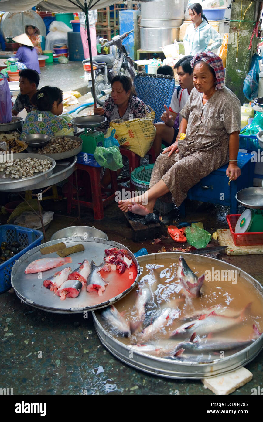 Stall und Menschen in einem Straßenmarkt Essen. Can Tho Stadt. Mekong-Delta, Vietnam, Asien. Stockfoto