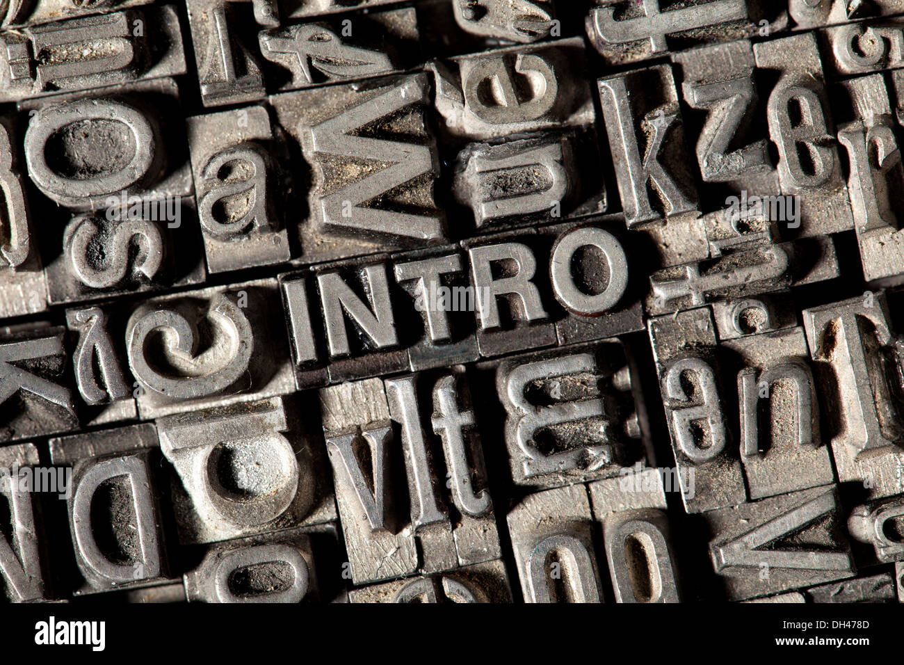 Alten führen Buchstaben bilden das Wort "INTRO" Stockfoto