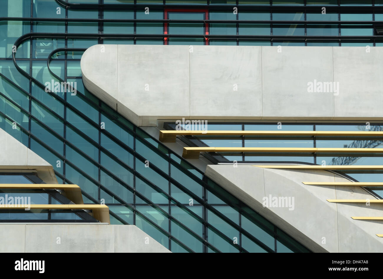 Abstrakte Geometrische Fensterdetails und Fassade des Modernen, modernen oder futuristischen Pierresvives Sports Centre von Zaha Hadid Montpellier France Stockfoto