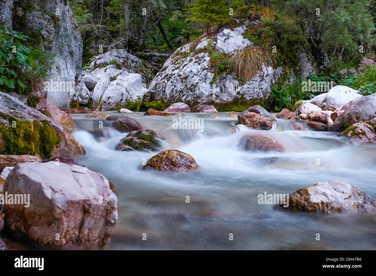 Gebirgsfluss und Wasserfall in Slowenien Stockfoto