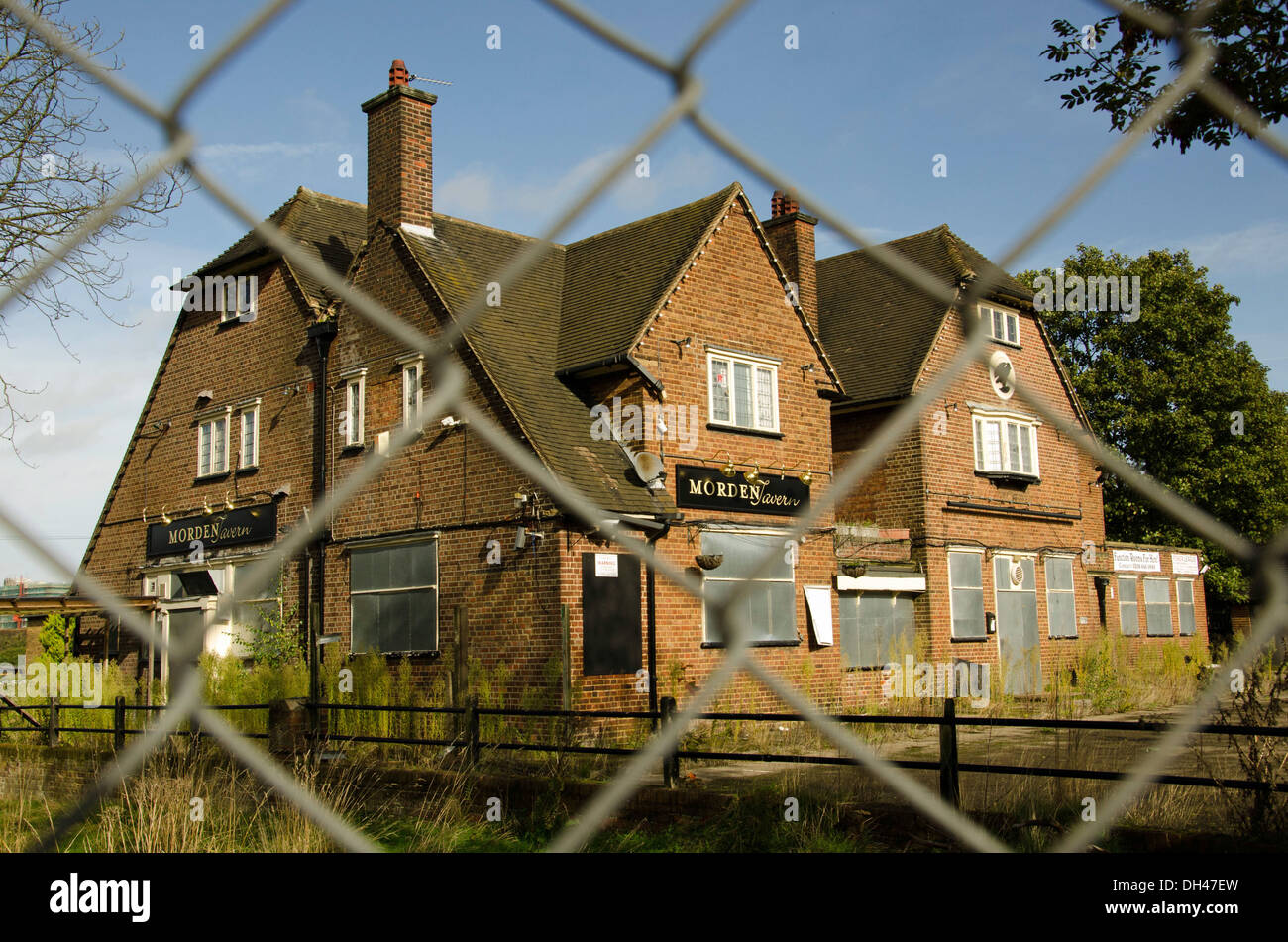 Londoner Pub Morden Taverne geschlossen mit Fenstern und Türen bestiegen und bereit für eine Sanierung. Stockfoto