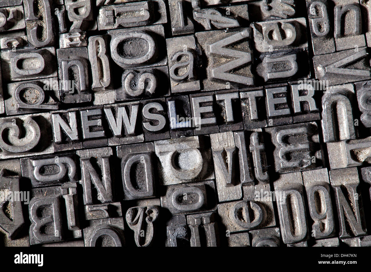 Alten führen Buchstaben bilden das Wort NEWSLETTER Stockfoto