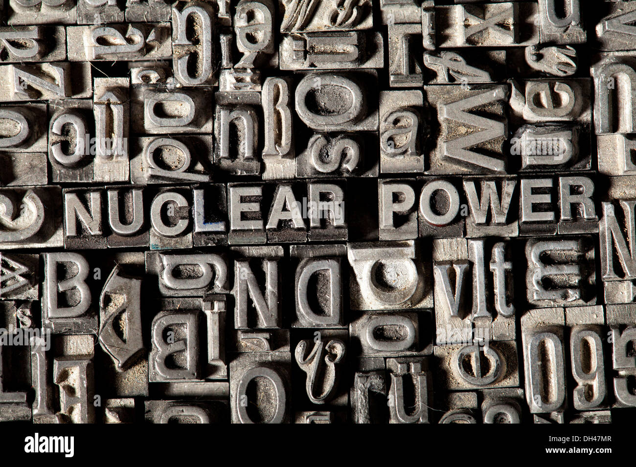 Alten führen Buchstaben bilden die Worte Kernkraft Stockfoto
