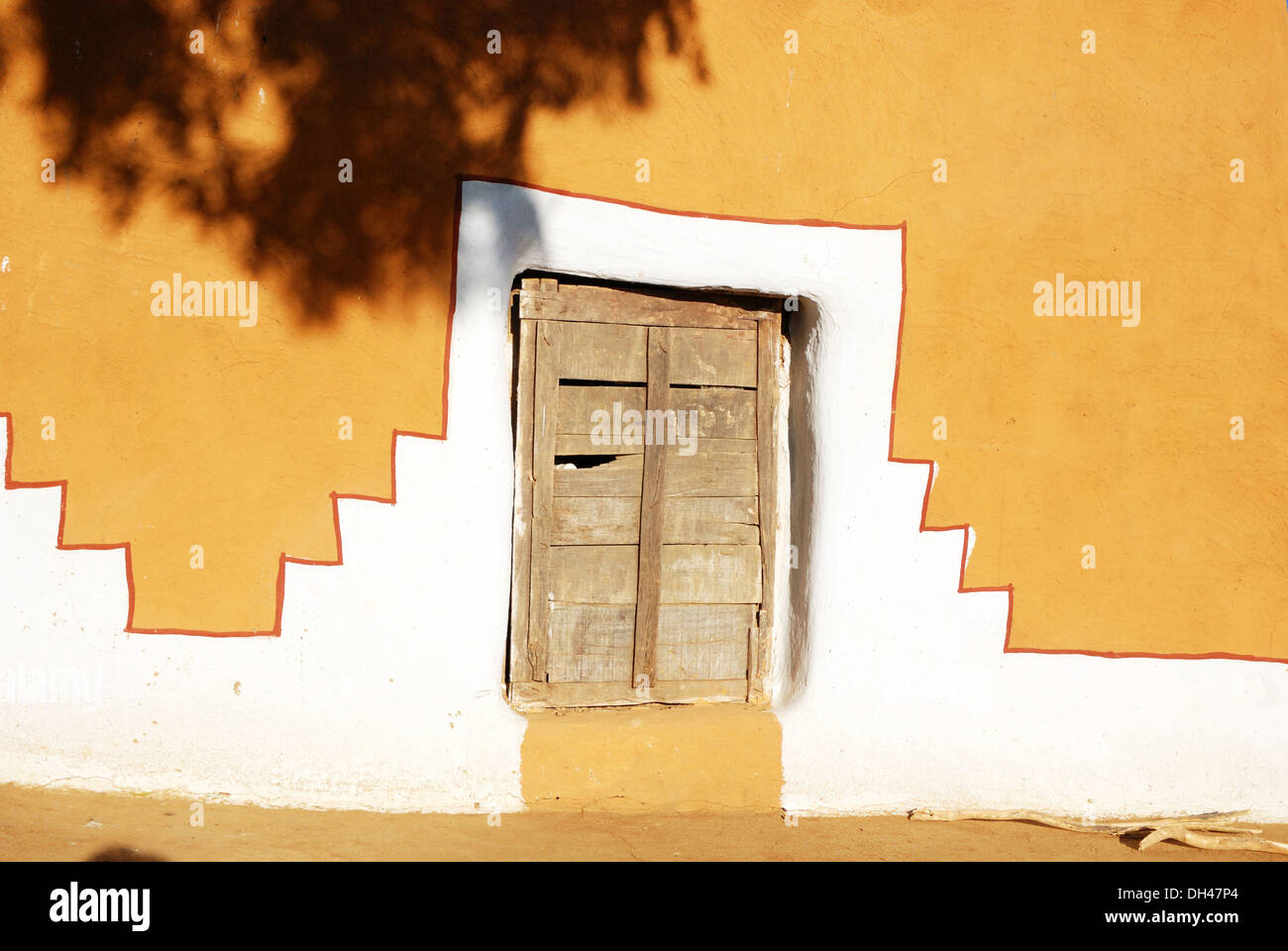 Gemalt von traditionellen Schlamm Haustür in Jaisalmer, Rajasthan Indien Stockfoto
