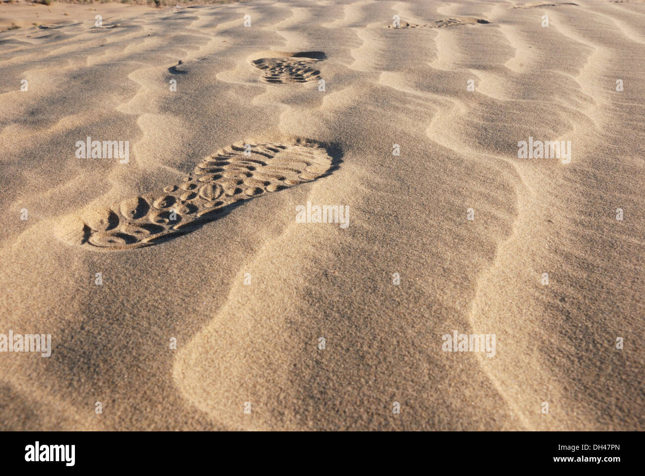 Schuh Marke Fuß Schritt auf Wüstensand von Khuhri Jaisalmer, Rajasthan Indien Stockfoto