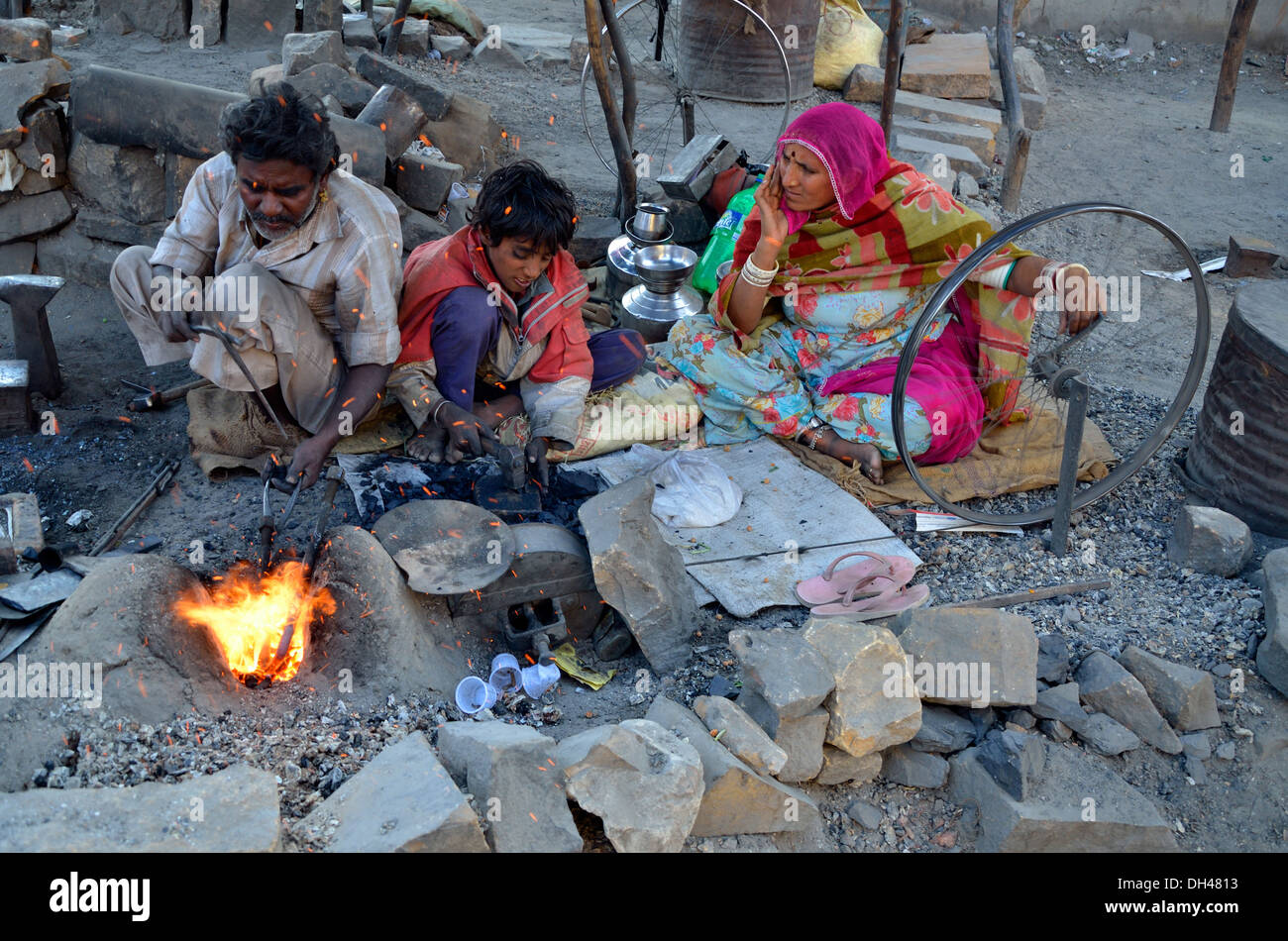 Indische Schmied Schlosser arbeiten mit Frau und Sohn Rajasthan Indien Asien helfen Stockfoto