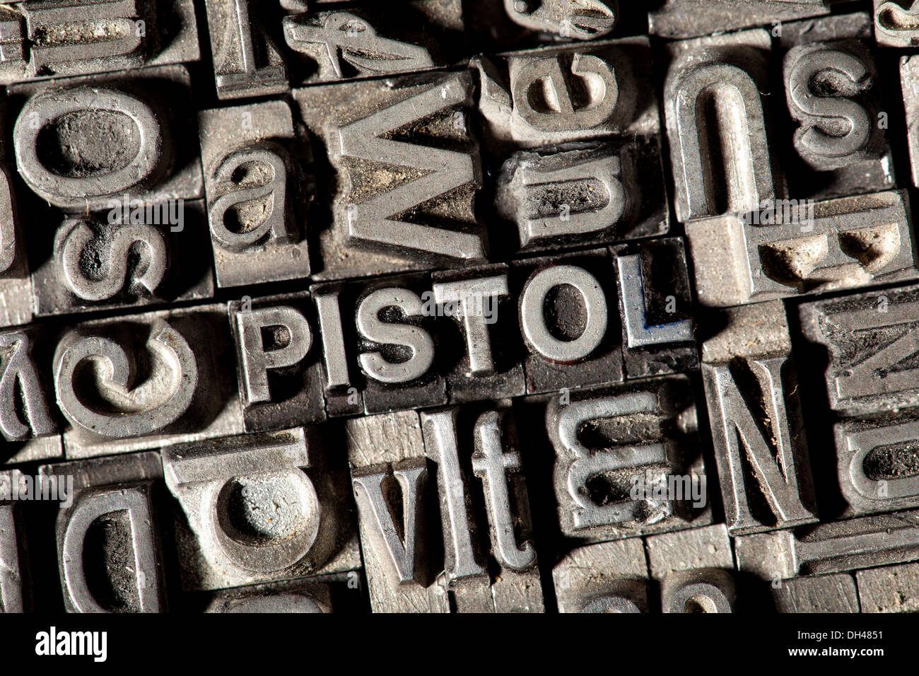 Alten führen Buchstaben bilden das Wort "Pistole" Stockfoto