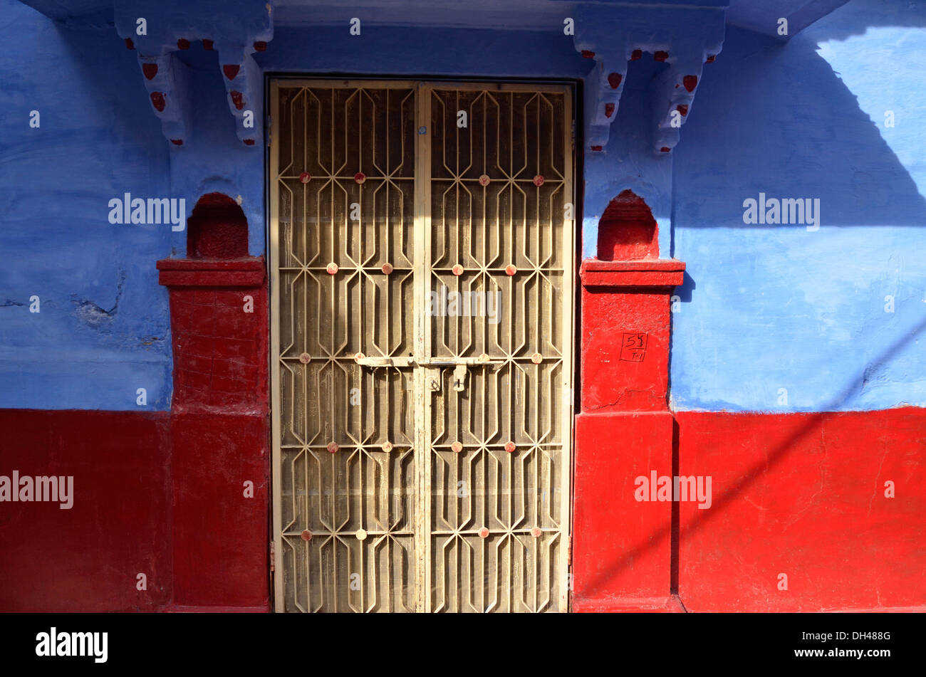 Gelbe Metall Tür blau Hauswände rote Säule Alkoven Jodhpur Rajasthan Indien Asien Stockfoto