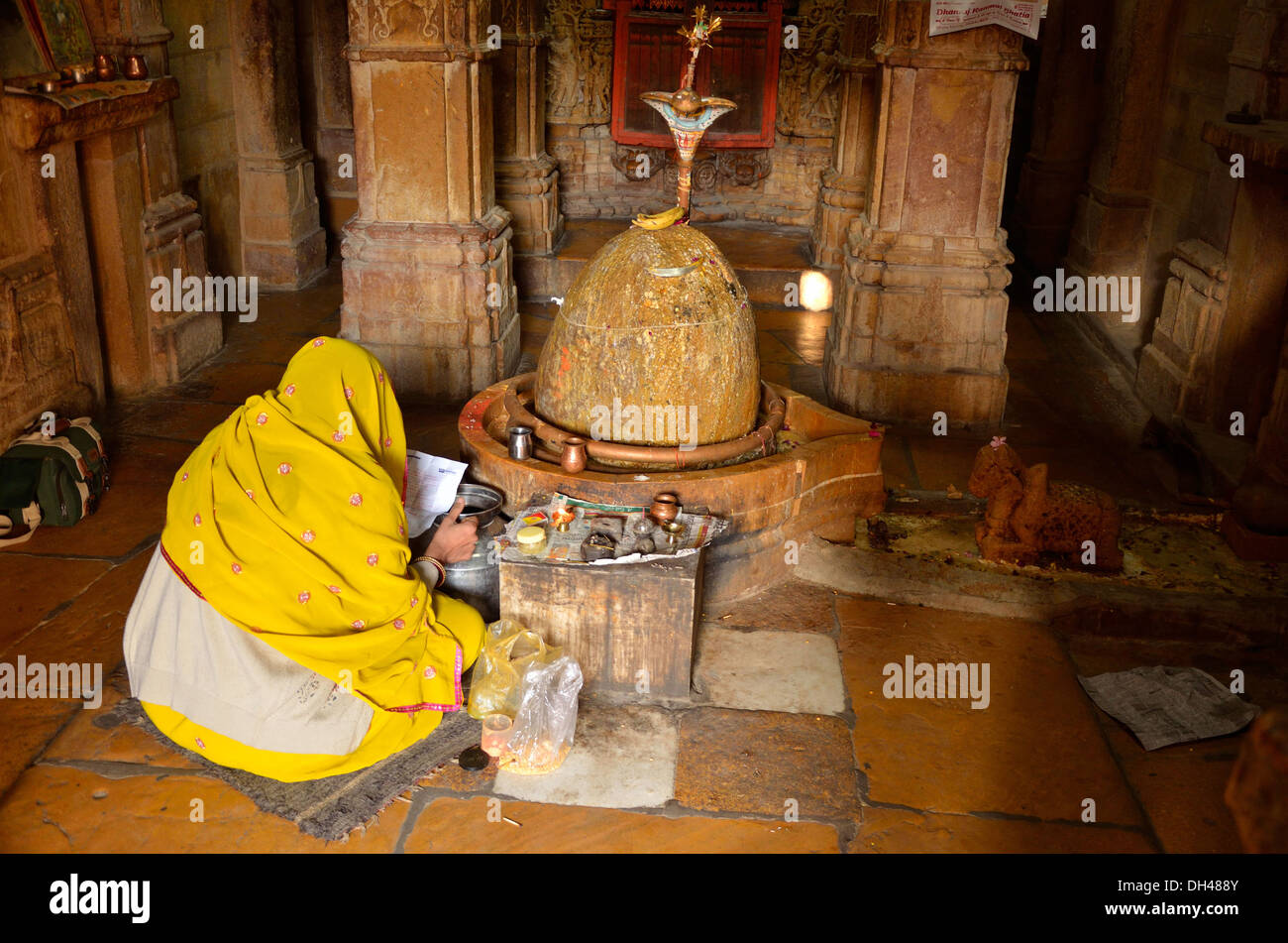 Frau beten rezitierte Text in hinduistischen Shiva Tempel Rajasthan Indien Asien Stockfoto