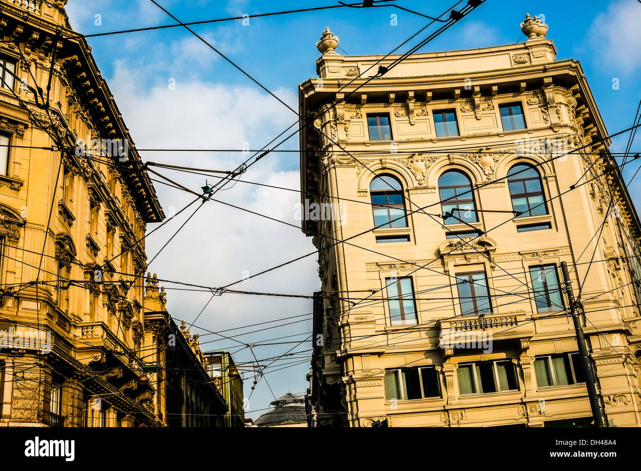 Altbauwohnung mit Abendlicht in Piazza Cordusio, Mailand, Italien Stockfoto