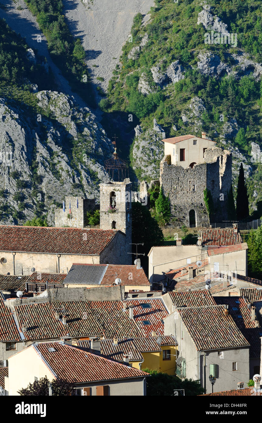 Blick über das Dorf Gréolières und seine Zerstörte Burg oder Château im Loup Valley Alpes-Maritimes Provence Frankreich Stockfoto