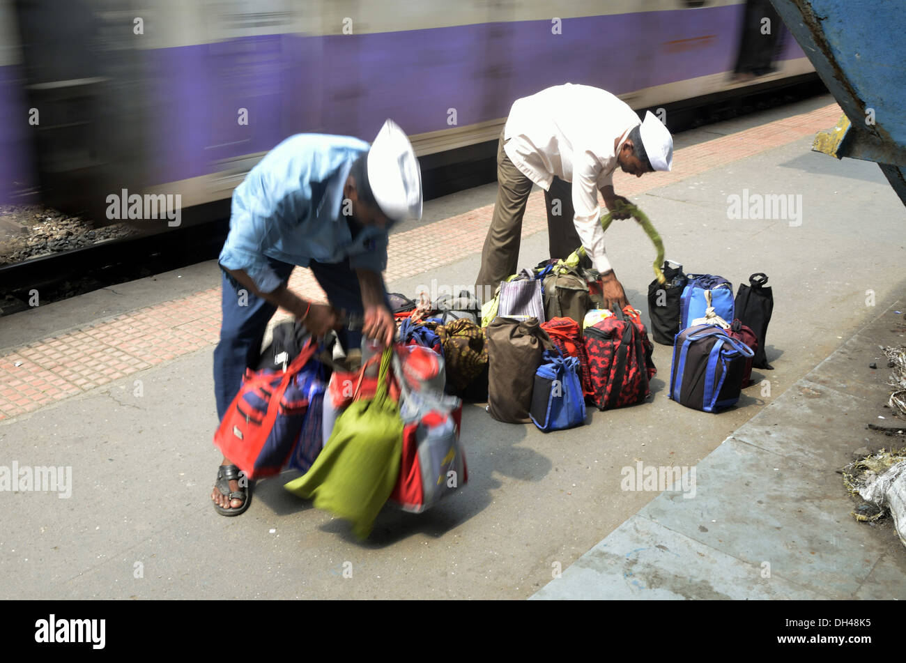Dabbawala Männer, die Mittagessen an der Haltestelle Churchgate Mumbai Maharashtra Indien Stockfoto