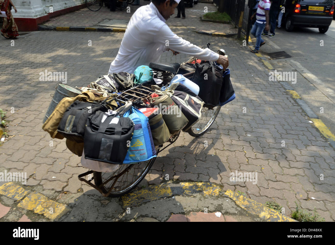 Lunchbüchsen Fahrrad Indien Mumbai Maharashtra Lunchboxes weiterzumachen Stockfoto