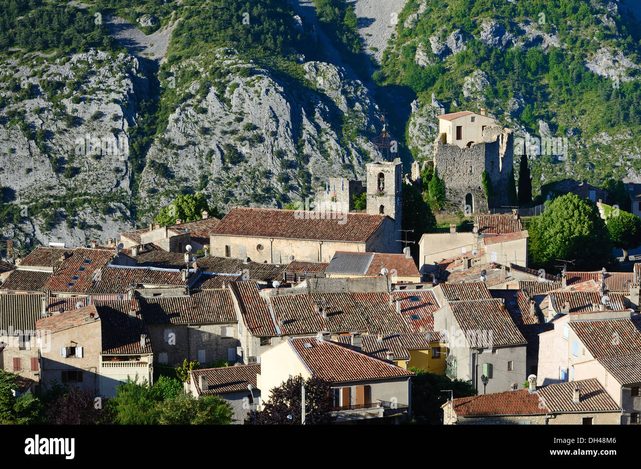 Blick über das Dorf Gréolières und Die Zerstörte Château oder das Tal der Burg Loup Alpes-Maritimes Provence Frankreich Stockfoto