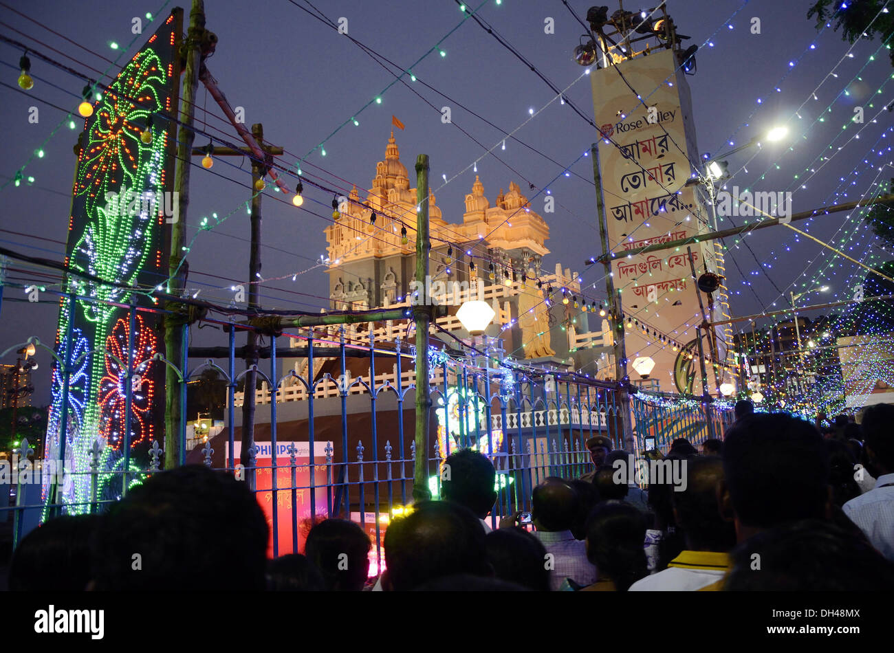 beleuchtete große Pandals Durga Puja Festival in West Bengal Kolkata Indien Stockfoto