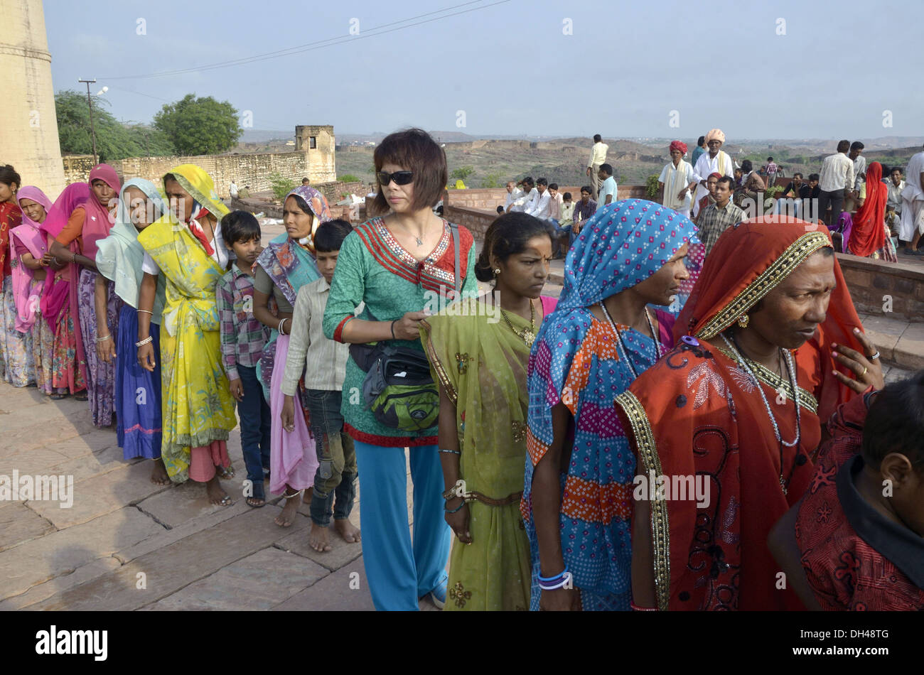 Touristen Frauen indische ausländische Besucher in Warteschlange Mehrangarh Fort Jodhpur Rajasthan Indien besuchen Stockfoto