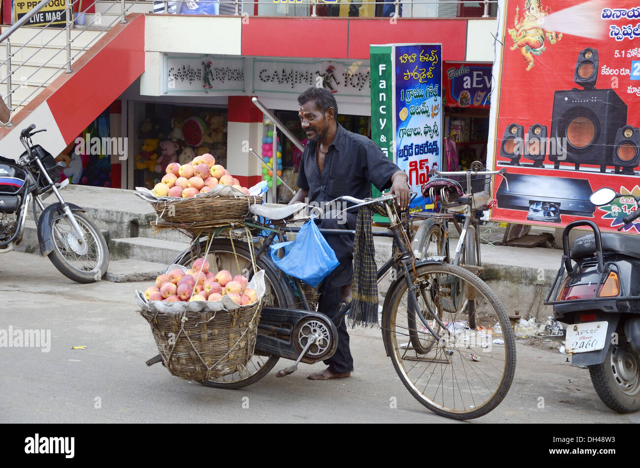 Apple Obstverkäufer am Fahrrad Rajahmundry Andhra Pradesh, Indien Stockfoto