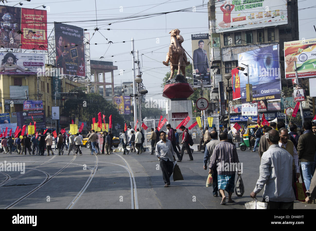 rote Fahnen Demonstration Prozession Kundgebung der linken Parteien auf Road in Kolkata, Westbengalen, Indien Stockfoto