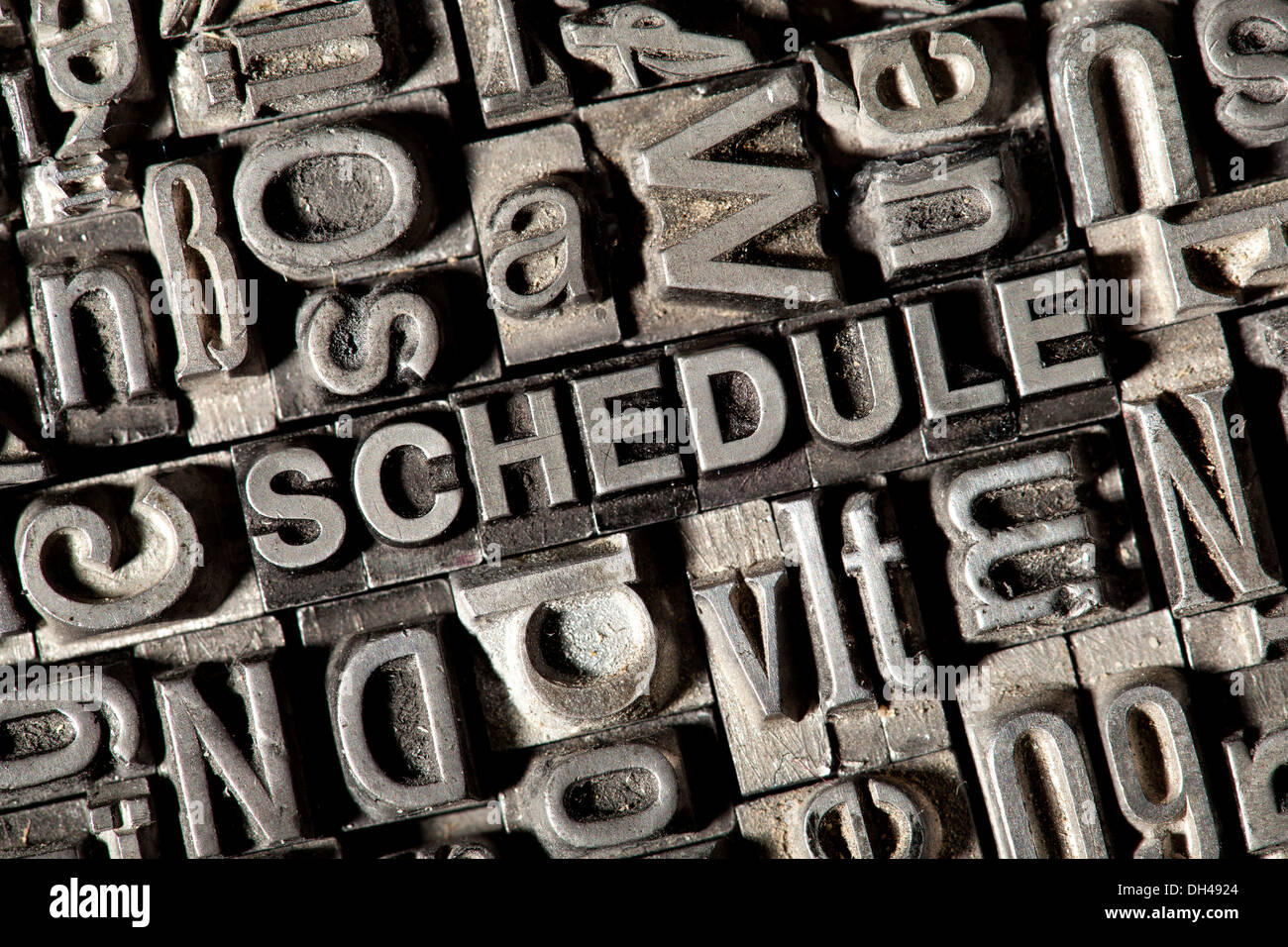 Alten führen Buchstaben bilden das Wort Zeitplan Stockfoto