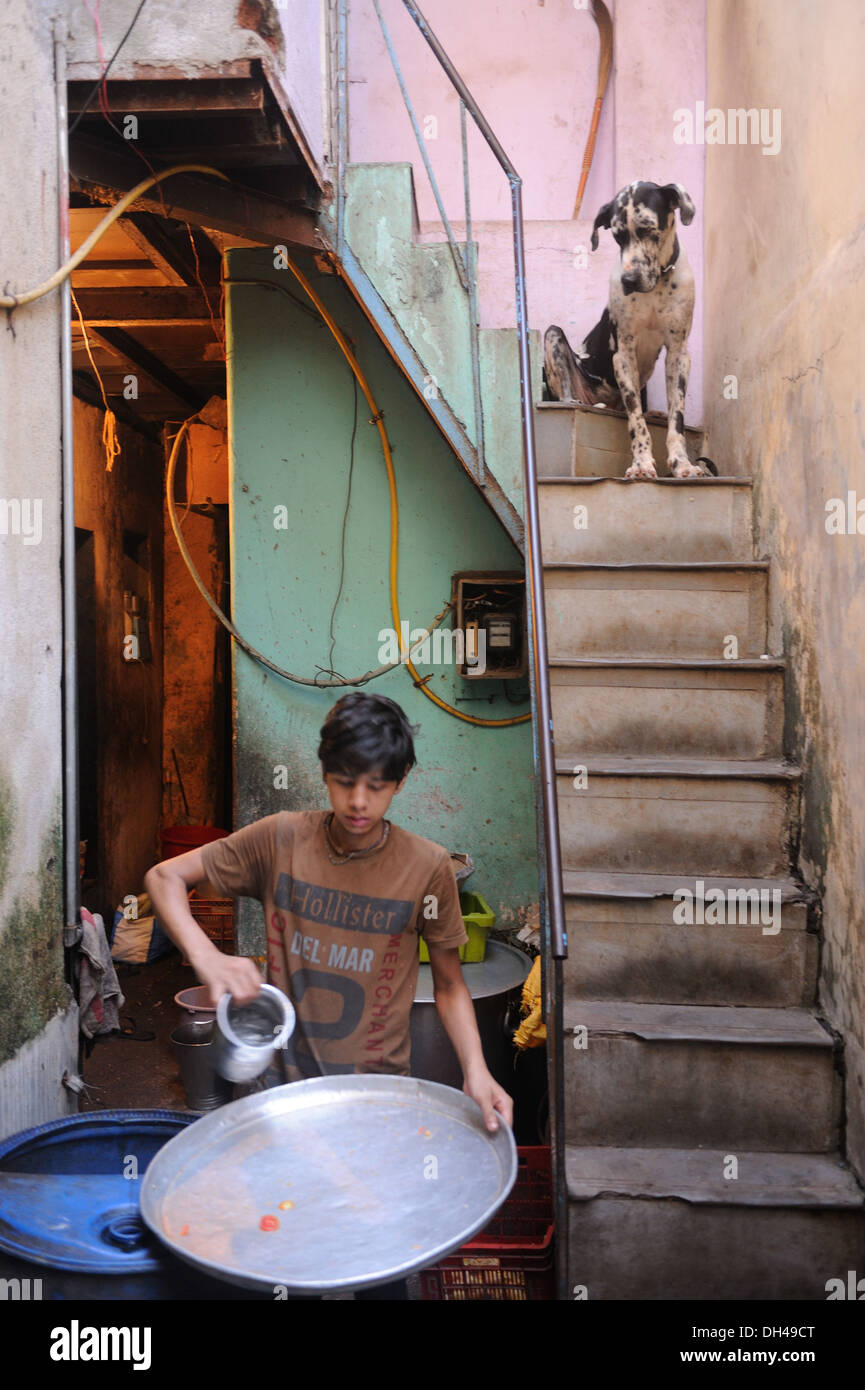 Mann Gebrauchshund gerade lustig seltsamen Humor Humor Dharavi Slum Mumbai Maharashtra Indien Asien Stockfoto