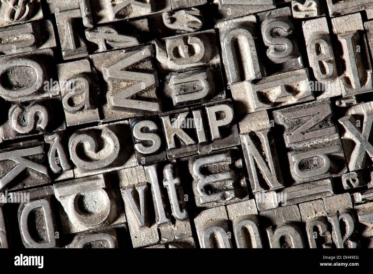 Alten führen Buchstaben bilden das Wort überspringen Stockfoto