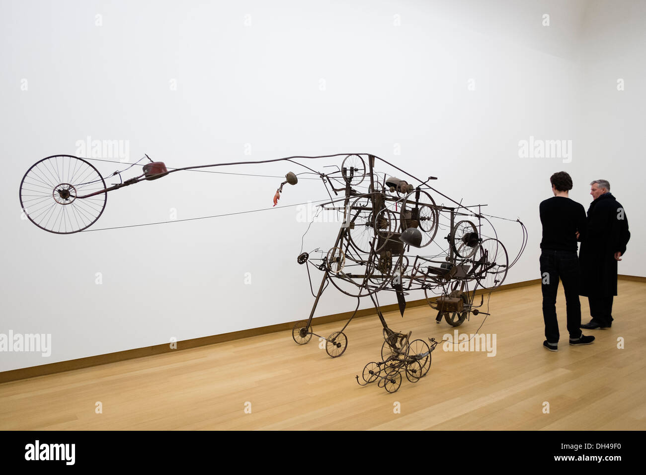 Skulptur Gismo von Jean Tinguely im Stedelijk Museum für zeitgenössische Kunst in Amsterdam Niederlande Stockfoto