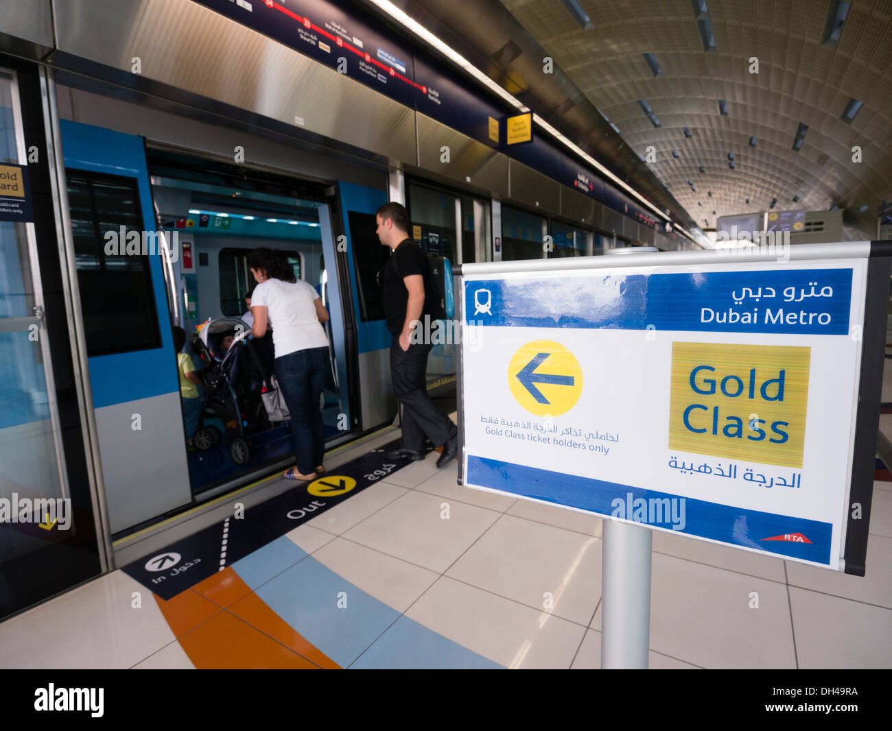 Gold Class Schild am Bahnhof auf Dubai Metro System Vereinigte Arabische Emirate Stockfoto