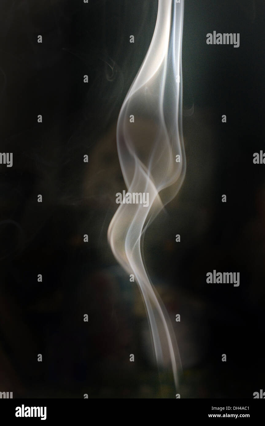 Weiß auf schwarzem Hintergrund abstrakt zu rauchen Stockfoto