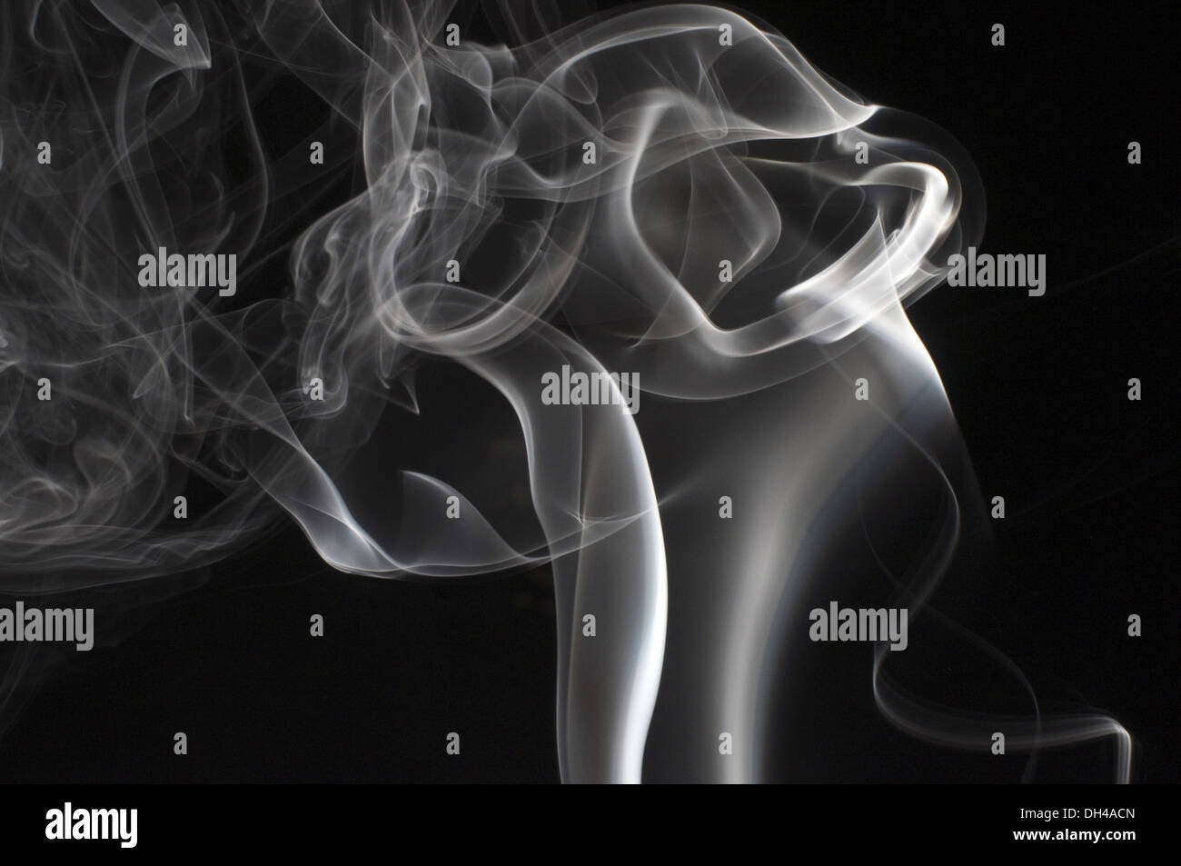 Rauch weiß auf schwarzem Hintergrund Stockfoto