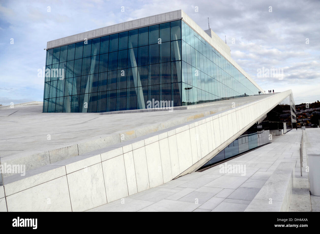 Oslo Opernhaus entworfen vom norwegischen Architekturbüro Snøhetta am Ufer der Oslofjord, Oslo, Norwegen Stockfoto