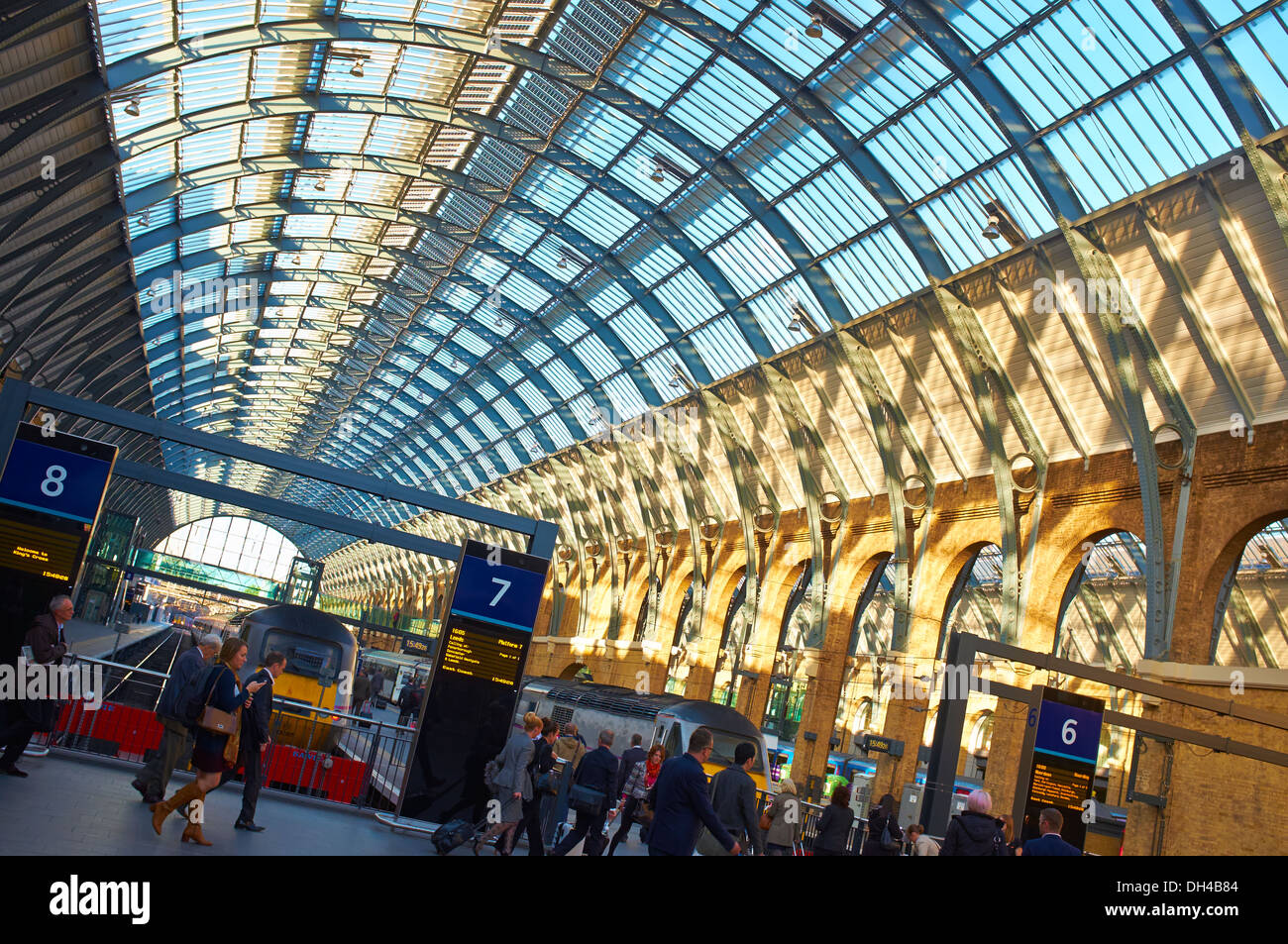 Pendler auf das neue Kings Cross Station, London, UK. East Coast mainline. Stockfoto