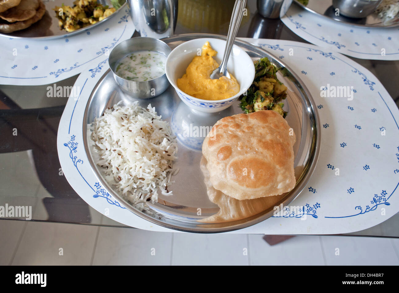 Indische vegetarische Essen Mittags Reis Quark Shrikhand Püree Stockfoto