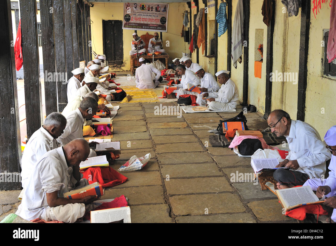 Lesen von Heiligen Büchern im Tempel Galerie Paithan Aurangabad Maharashtra Indien Asien Stockfoto