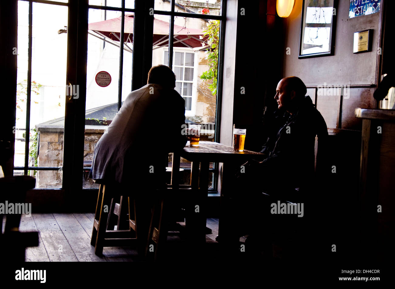Zwei Männer trinken einen Pint Bier in einem englischen Pub-bar Stockfoto