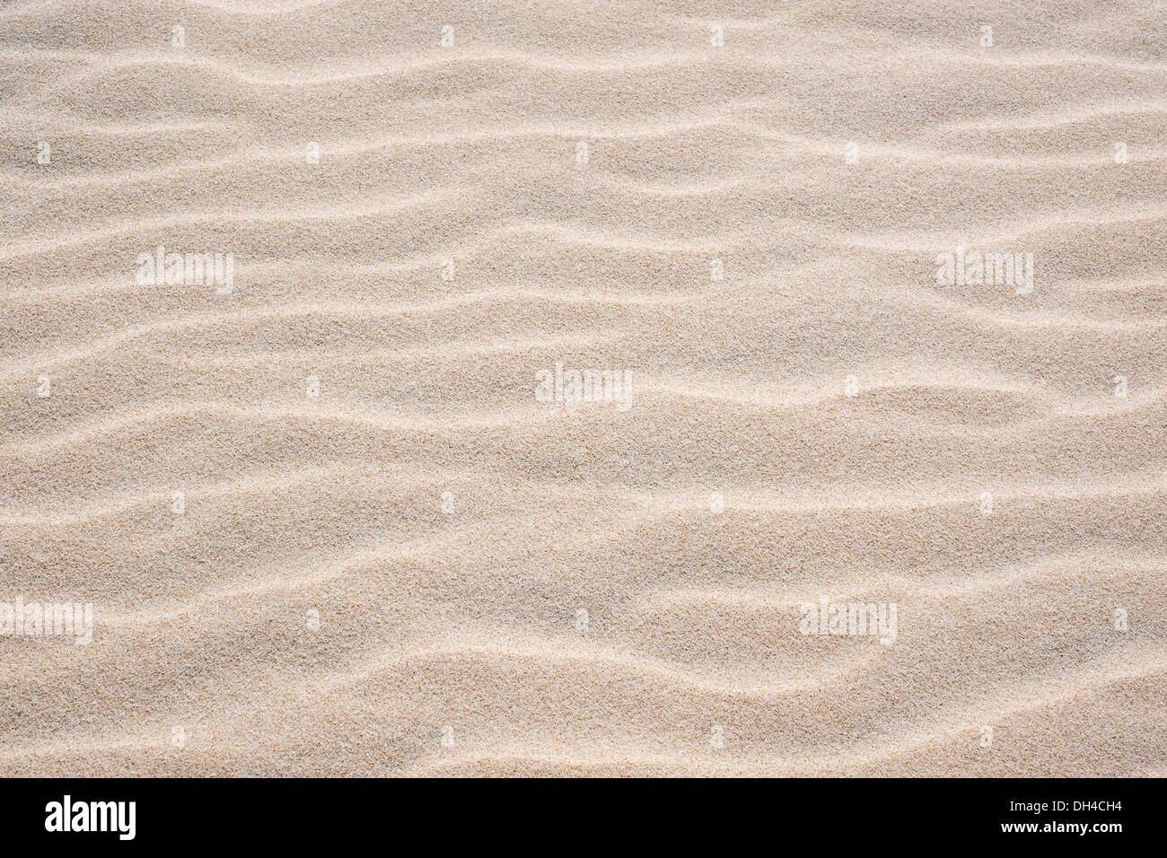 Sand plätschert in Chia Strand in Sardinien Stockfoto