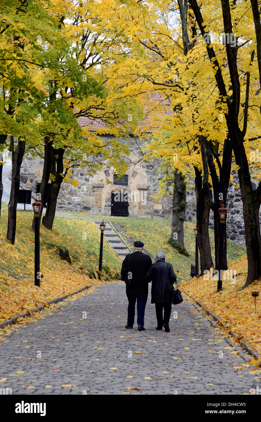 Ältere Paare Hand in Hand durch den Park im Herbst in Oslo, Norwegen Stockfoto