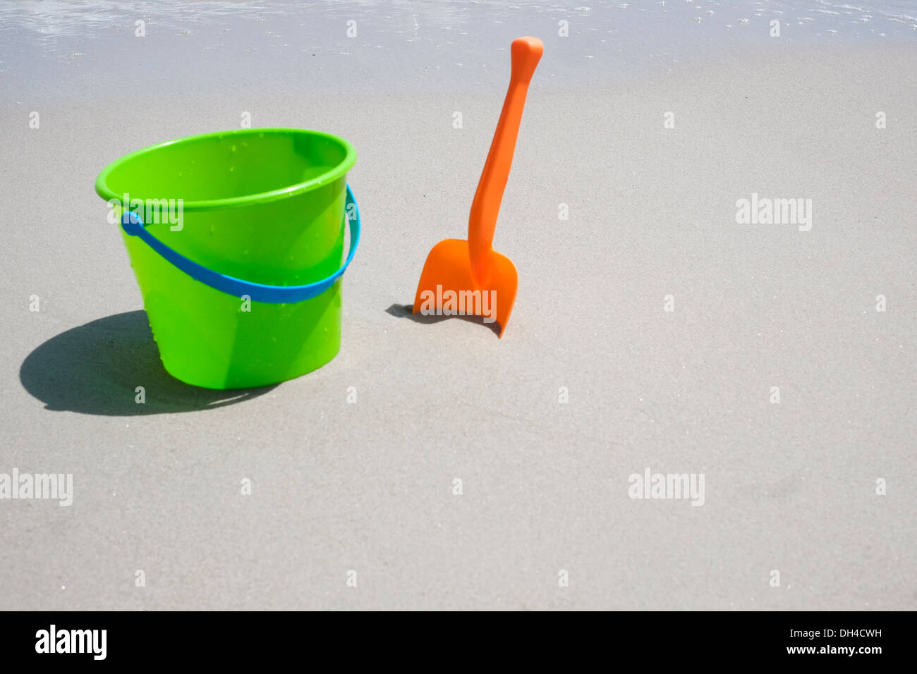 Eimer und Schaufel am Sandstrand Stockfoto