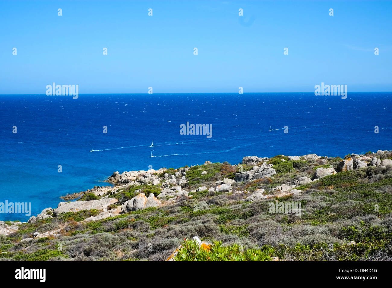 Segelboote Segeln im Blau des Meeres in der Nähe von Chia, Sardinien, Süditalien Stockfoto