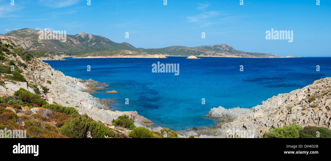 Blaues Meer in der Bucht von Capo Malfatano, südlich von Sardinien, Italien Stockfoto