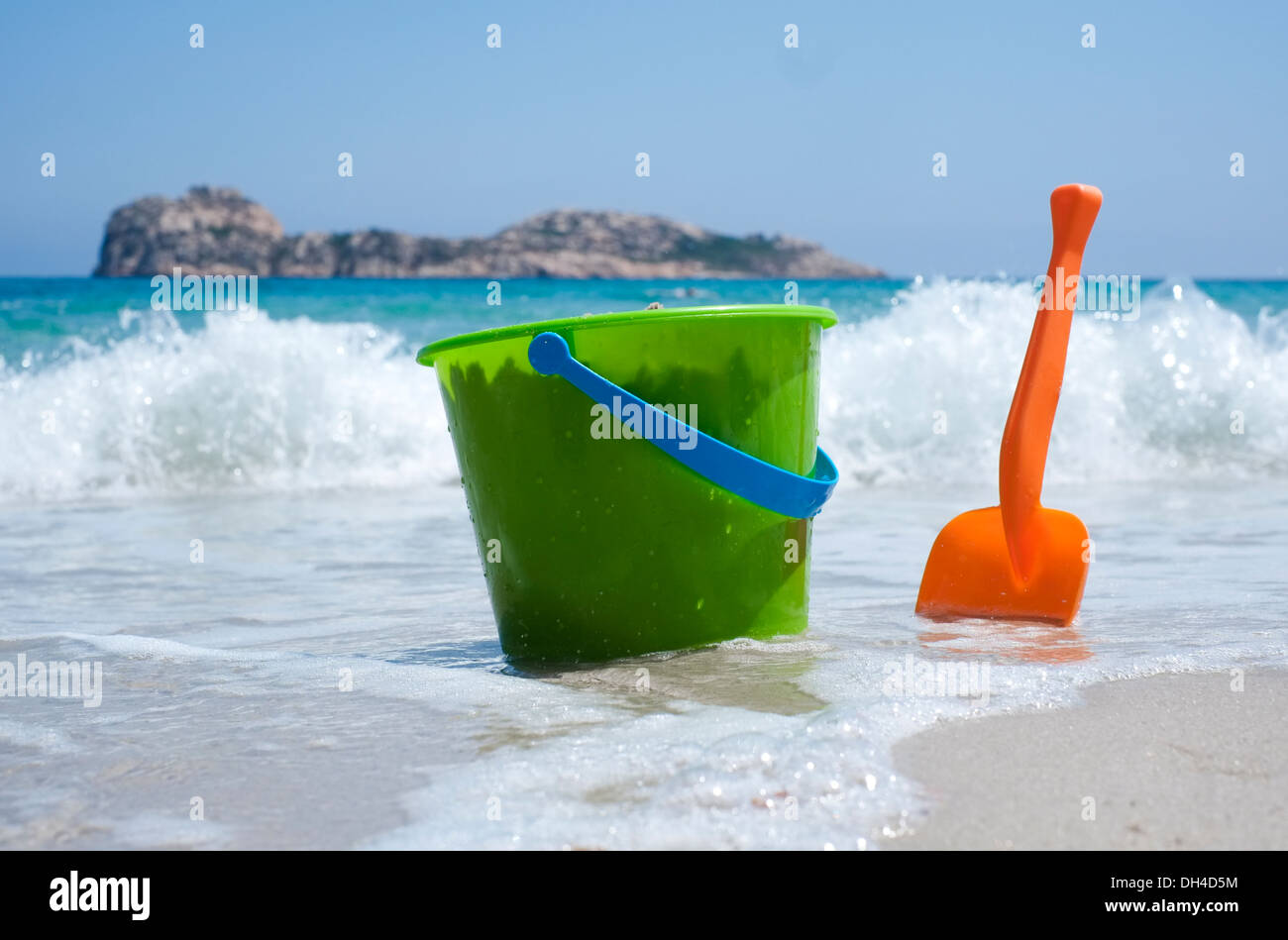 Eimer und Schaufel am Sandstrand Stockfoto