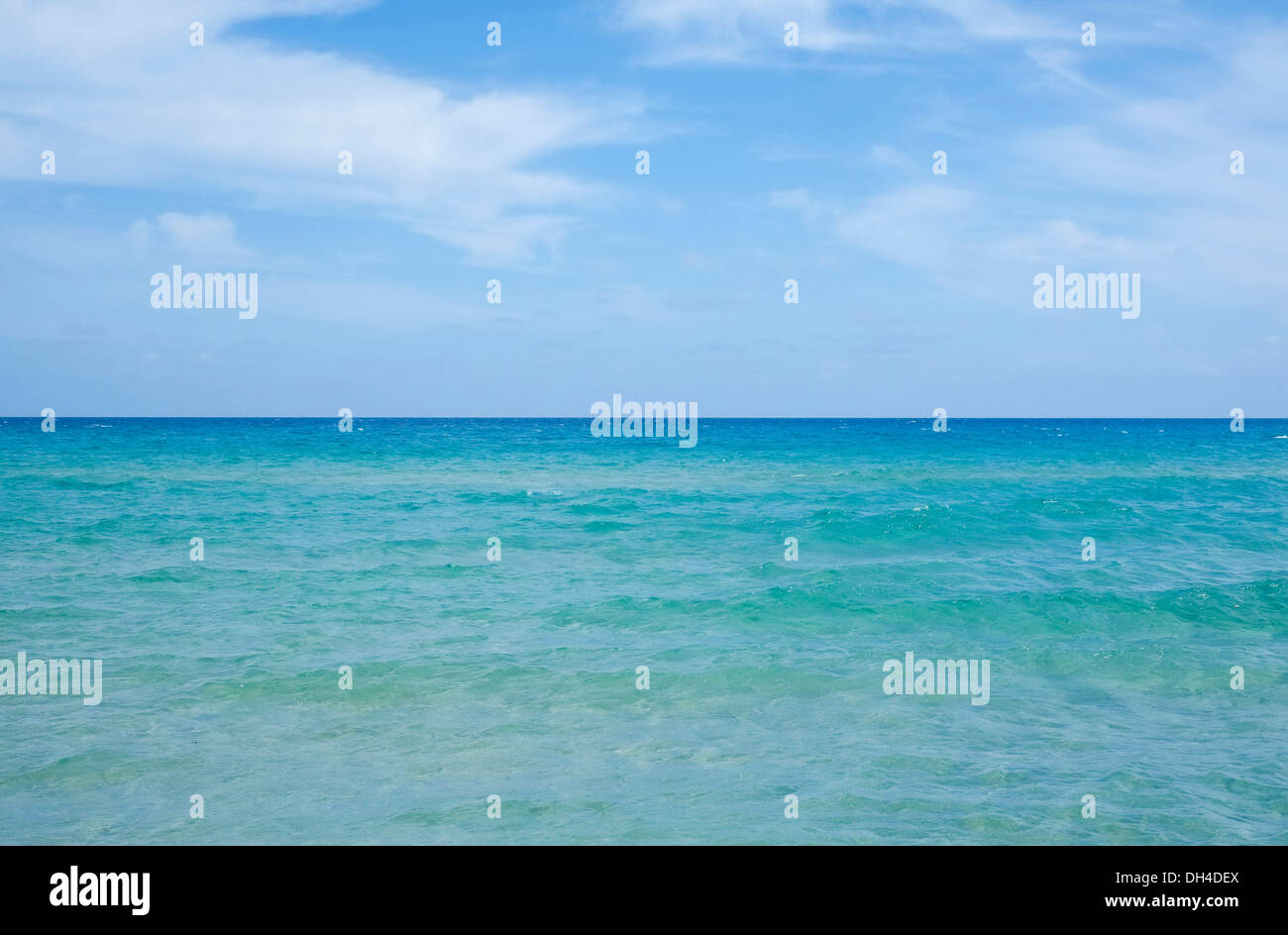 Meer und Himmel mit Meereshorizont in Chia, Sardinien, Italien Stockfoto