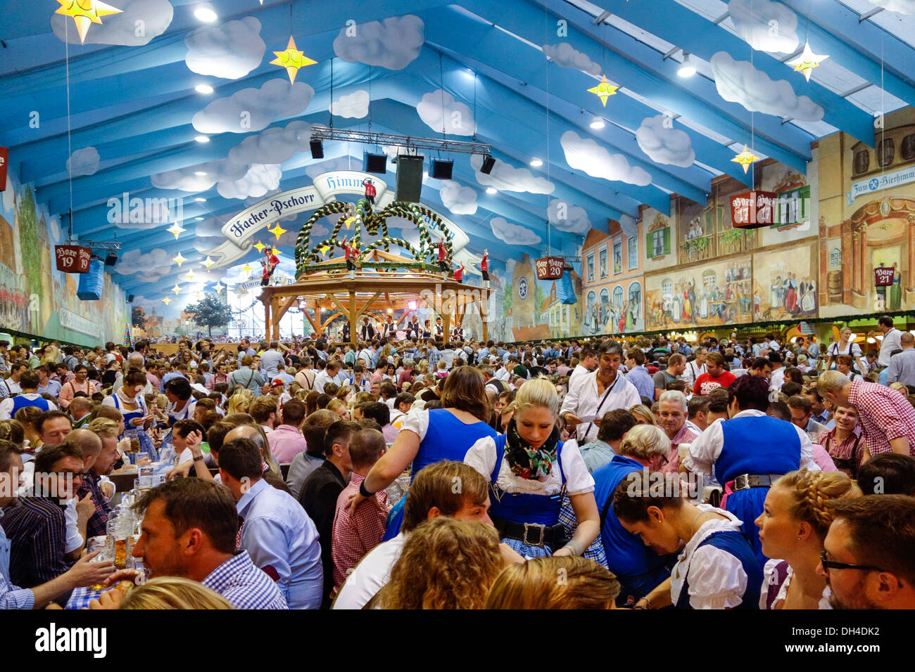 Besucher auf dem Oktoberfest in München, Bayern, Deutschland Stockfoto