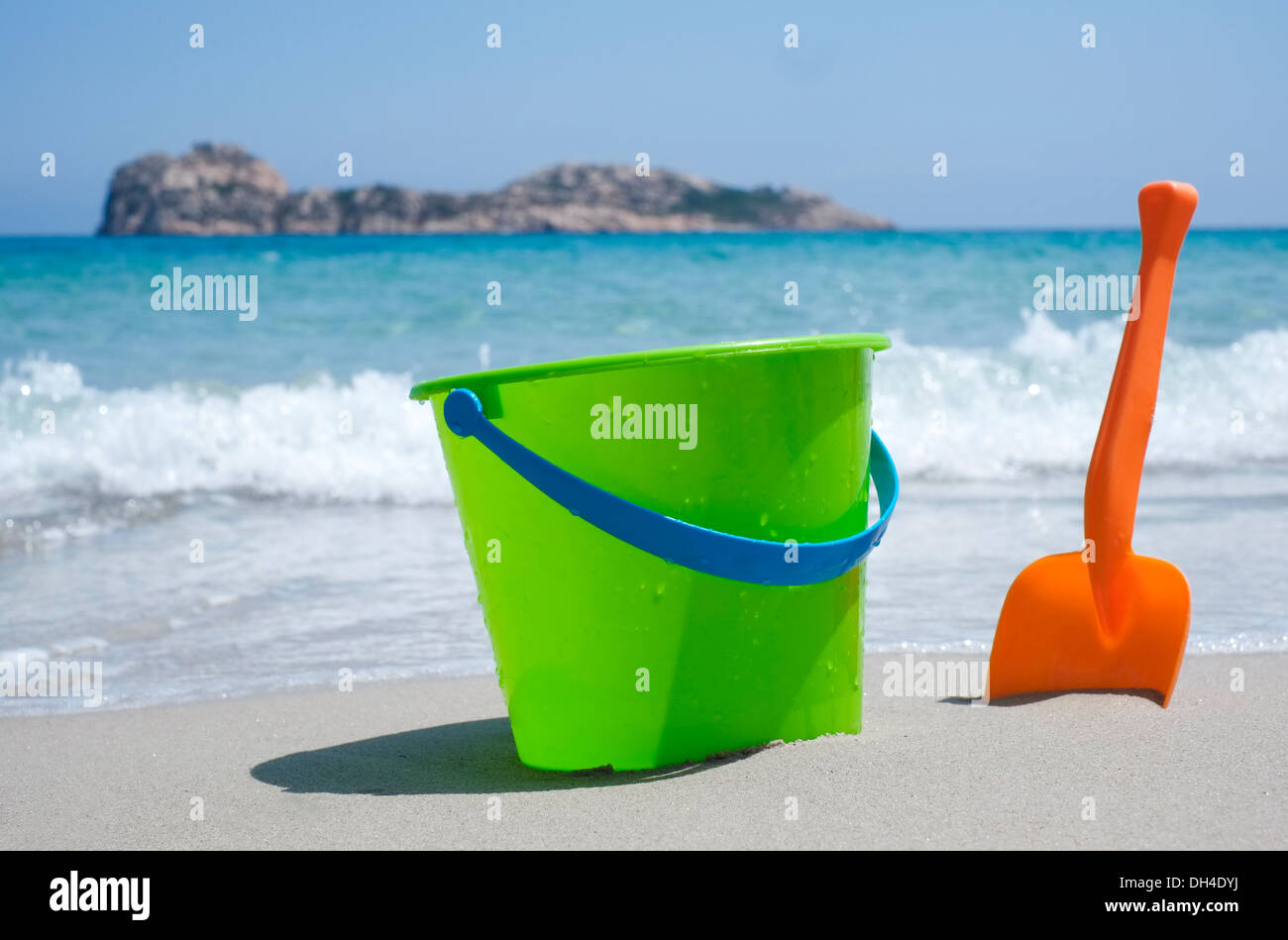 Eimer und Schaufel auf einem sandigen Strand in Sardinien Stockfoto