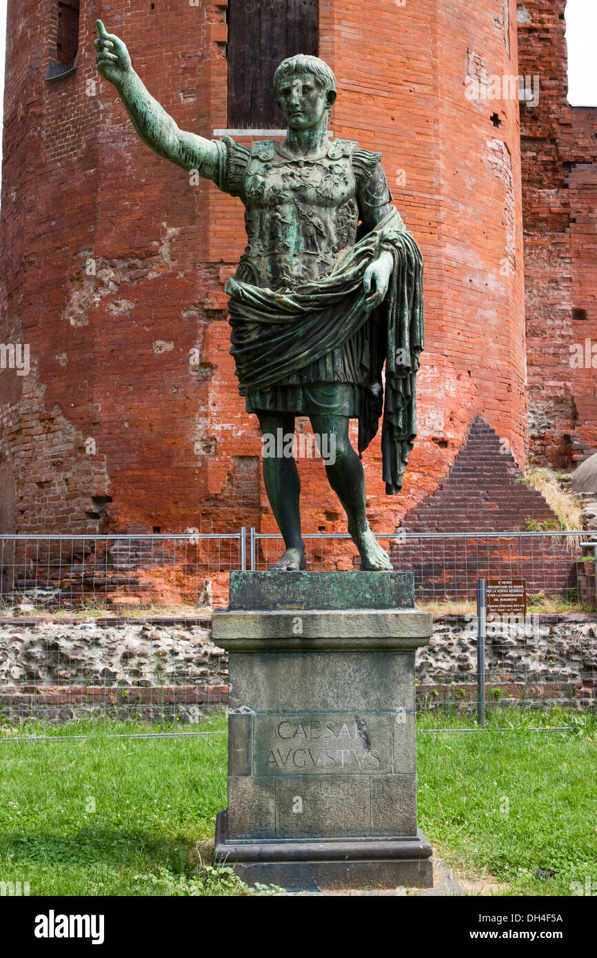 Statue des Kaisers Augustus in Piazza Cesare Augusto, Turin, Italien. Stockfoto